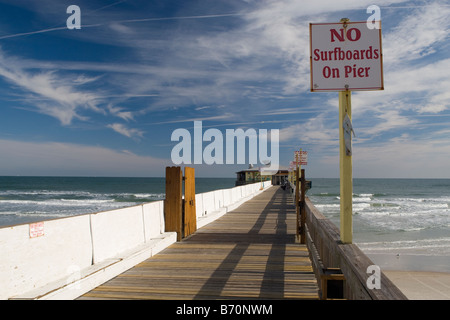 Der Pier in Daytona Beach, Florida mit einem No-Surfboards-Schild Stockfoto