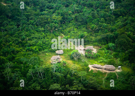 Suriname, Kwamalasamutu, Heimat der eingeborenen Indianer. Luftaufnahme von einigen Hütten außerhalb des Dorfes. Stockfoto