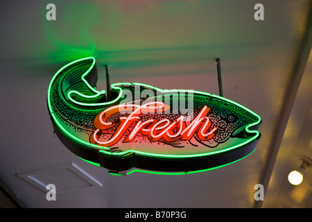 Neonschild mit frischen Fisch zum Verkauf am Pike Place Market in der Innenstadt von Seattle, Washington Stockfoto