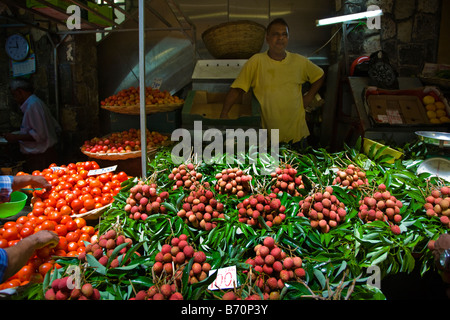 Markt-Händler auf dem Markt in Port Louis, Mauritius Verkauf von Obst und Gemüse Stockfoto