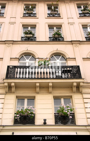 Fenster und Balkone von Altbauten Apartment in Paris Frankreich Stockfoto