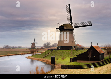 schöne Winter-Windmühle-Landschaft in den Niederlanden Stockfoto