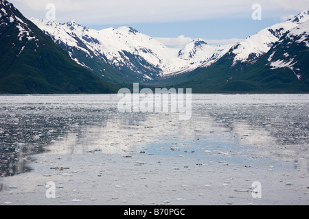 Eis von der Hubbard Gletscher fließt vorbei an schneebedeckten Bergen in Ernüchterung Bay und Yakutat Bay in Alaska Stockfoto