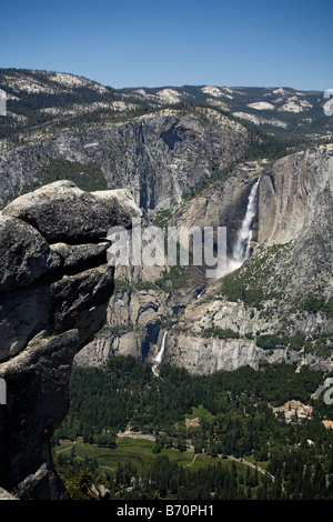 Kalifornien - Yosemite Valley und Upper und Lower Yosemite Falls vom Glacier Point im Yosemite National Park. Stockfoto