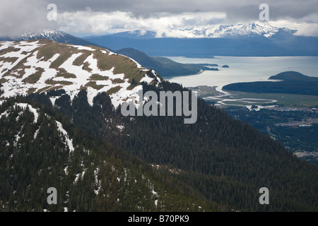 Luftaufnahme von Schnee bedeckt Berge oberhalb von Juneau, Alaska Stockfoto