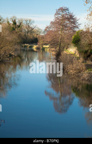 Blick vom Steg über den Fluss Kennet und Kennet und Avon Kanal bei Blick in Richtung Burghfield Lock, Burghfield, Lesung Stockfoto