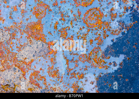 Abstrakte Hintergrundtextur aus rostigem Metall in den Farben blau und orange Stockfoto
