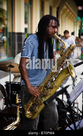 Man spielt Saxophon bei Straße Konzert als Straßenmusikant in Port Louis, Mauritius Stockfoto