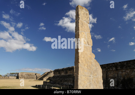 Ausgrabungsstätte Monte Alban, Stela 18 Obelisk, Mexiko Stockfoto