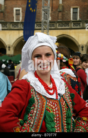 Eine junge Polin in bunten Trachten auf dem Marktplatz (Rynek Glowny) in Krakau. Stockfoto