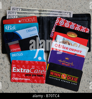 Geldbörse mit Dollar und eine Auswahl an Store Karten Einzelhandel Einkaufen von amerikanischen Firmen Stockfoto