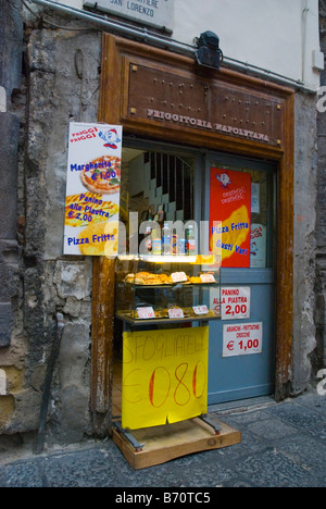 Frittierungen mit Snacks entlang Spaccanapoli der Hauptstraße im alten Neapel Italien Europa Stockfoto