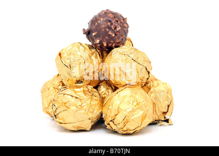 Gold Wraped Schokokugeln Pyramide isoliert auf weißem Hintergrund Stockfoto