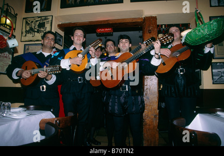 La Tuna Band der Männer im Restaurant in Wams und Hose spielen Gitarre Mandoline MADRID Spanien Stockfoto