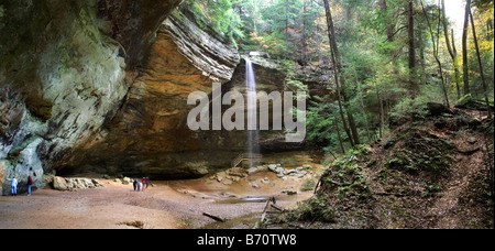 Einen hohen dünnen Wasserfall Ash-Höhle In der Hocking Hills Region Central Ohio, USA Stockfoto