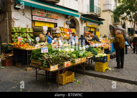 Einkaufen am Piazza Pignasecca Platz in Mitteleuropa Neapel Italien Stockfoto