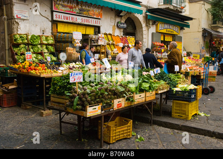 Einkaufen am Piazza Pignasecca Platz in Mitteleuropa Neapel Italien Stockfoto