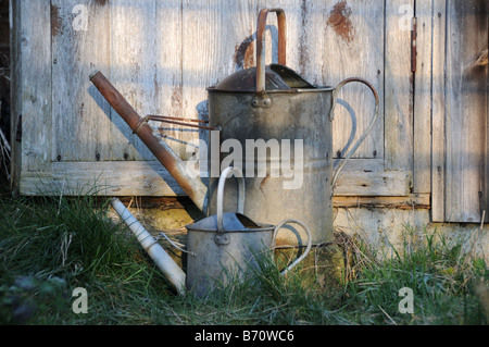 zwei alte Metall-Gießkannen Stockfoto