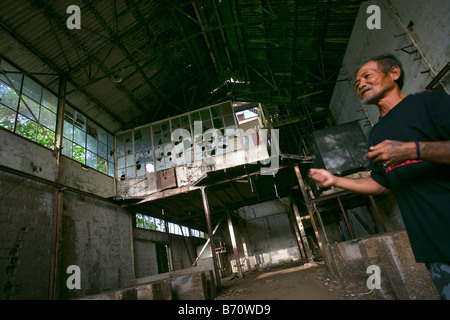 Suriname, Paramaribo. Verlassene ehemalige Zuckerrohr-Plantage-Fabrik namens Marienburg. Ehemalige Mitarbeiterin als Leitfaden.