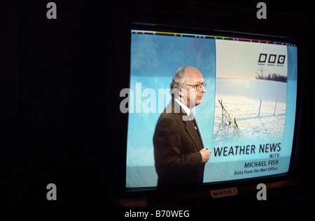 Wetter Forecaster Michael Fish präsentieren die Wettervorhersage im BBC Fernsehen Stockfoto