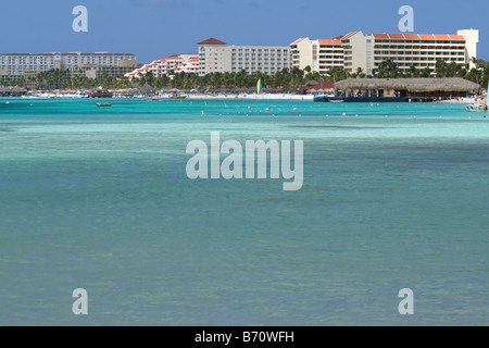 High-Rise Hotels auf Aruba Palm Beach Stockfoto