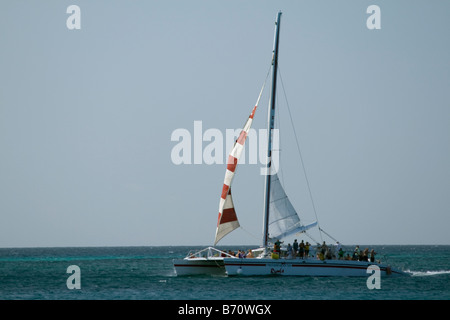 Das Rote Segel Sport Luxus-Katamaran Rumba aus die Küste von Aruba Stockfoto