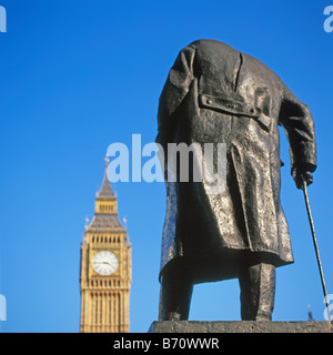 Statue von Winston Churchill in PARLIAMENT SQUARE (textfreiraum) mit Big Ben blauen Himmel und die Häuser des Parlaments Westminster London UK KATHY DEWITT Stockfoto