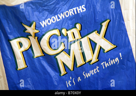 Woolworths Plastiktüte für den Pick- and -Mix Bonbons Kauf verwendet Stockfoto