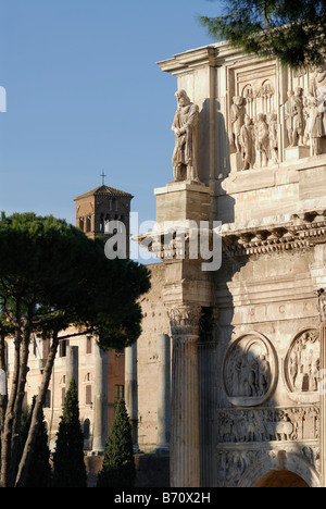 Rom Italien Detail der Bogen von Constantine den Kirchturm von Santa Francesca Romana Stockfoto
