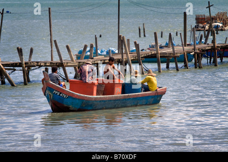 Fünf Fischer dargelegt in einem traditionellen Fischerdorf Boot ordentlich Georgetown Penang Malaysia Stockfoto