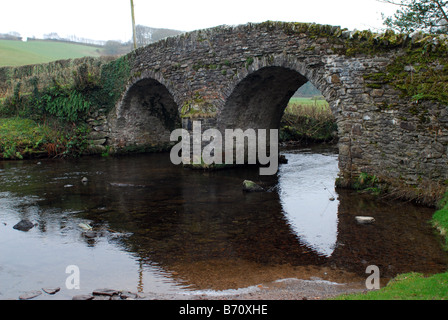 Brücke über Badgworthy Wasser und Ford auf Malmsmead in den Doone Valley Exmoor National Park Stockfoto