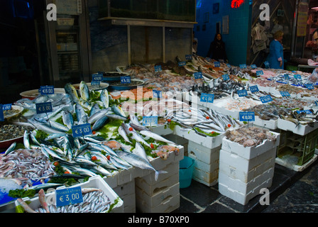 Fischhändler am La Pignasecca Markt in Mitteleuropa Neapel Italien Stockfoto