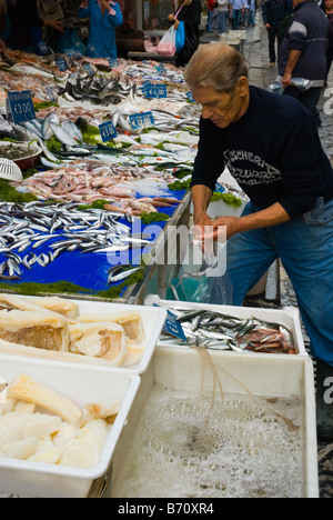 Fischhändler am La Pignasecca Markt in Mitteleuropa Neapel Italien Stockfoto