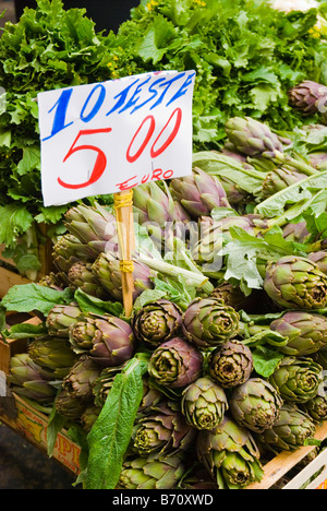 Artischocken und andere Blattgemüse am Piazza Pignasecca Platz in Mitteleuropa Neapel Italien Stockfoto