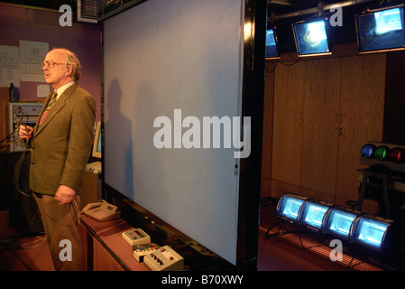 Wetter Forecaster Michael Fish präsentieren die Wettervorhersage im BBC Fernsehen Stockfoto