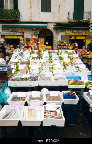 Einkaufen am Piazza Pignasecca Platz in Mitteleuropa Neapel Italien Stockfoto