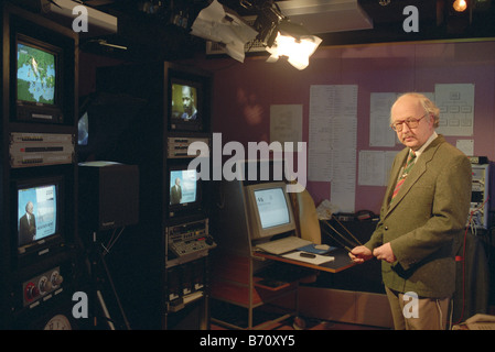 Wetter Forecaster Michael Fish at The Wetter Fernsehstudio in BBC Television Centre in Shepherds Bush vor der Präsentation einer Prognose Stockfoto