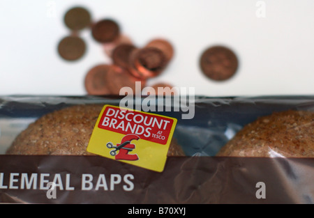 Discount Supermarkt Marken gegen Kreditklemme Stockfoto