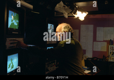 Wetter Forecaster Michael Fish in The TV-Wetter-Studio in BBC Television Centre in Shepherds Bush Stockfoto