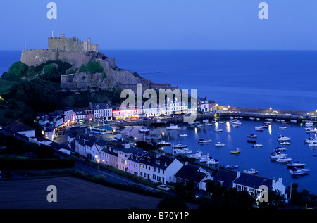 Mount Hochmuts Burg, mit Blick auf Grouville Bay in Gorey, Jersey, Kanalinseln. Die Küste von Frankreich ist am Horizont Stockfoto