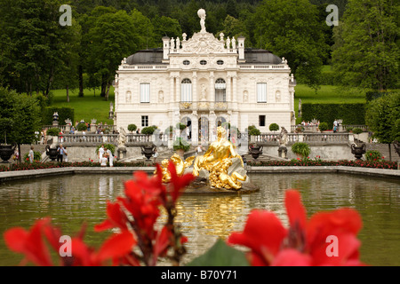 Schloss Linderhof mit Brunnen und ornamentalen Pool Deutschland Bayern Linderhof Castle Stockfoto