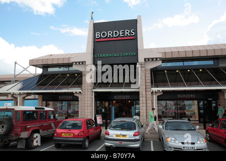 Grenzen und Starbucks-Kaffee, Teesside Shopping Park Stockfoto
