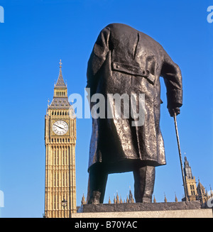 Statue von Winston Churchill in PARLIAMENT SQUARE mit Blick auf Big Ben und die Houses of Parlament London UK KATHY DEWITT Stockfoto