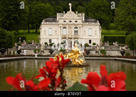 Schloss Linderhof mit Brunnen und ornamentalen Pool Deutschland Bayern Linderhof Castle Stockfoto