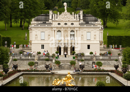 Schloss Linderhof mit Brunnen und ornamentalen Pool Deutschland Bayern Linderhof Castle Stockfoto