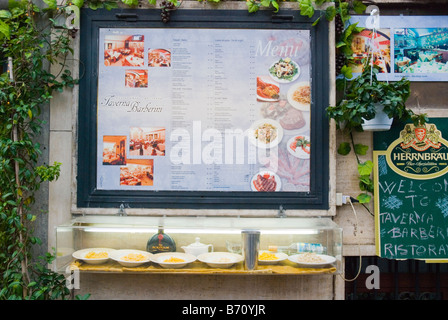 Menü und einige Gerichte vor einer Taverne am Piazza Barberini in Rom Italien Europa Stockfoto