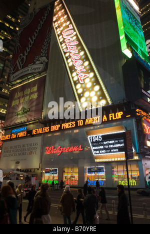 Eine riesige Leuchtreklame auf One Times Square in New York wirbt der neue Walgreens Drogerie Stockfoto