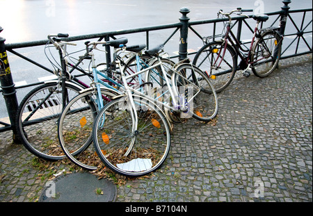 Fahrräder gegen einen Pfosten gekettet Stockfoto