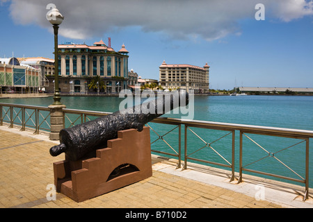 Caudon Waterfront am Hafen in Port Louis, Mauritius mit historischen Kanone Stockfoto