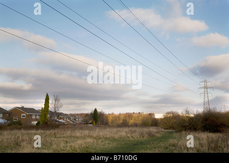 Eine Wohnsiedlung in der Nähe von Liverpool mit Strom Kabel über dem Kopf Stockfoto